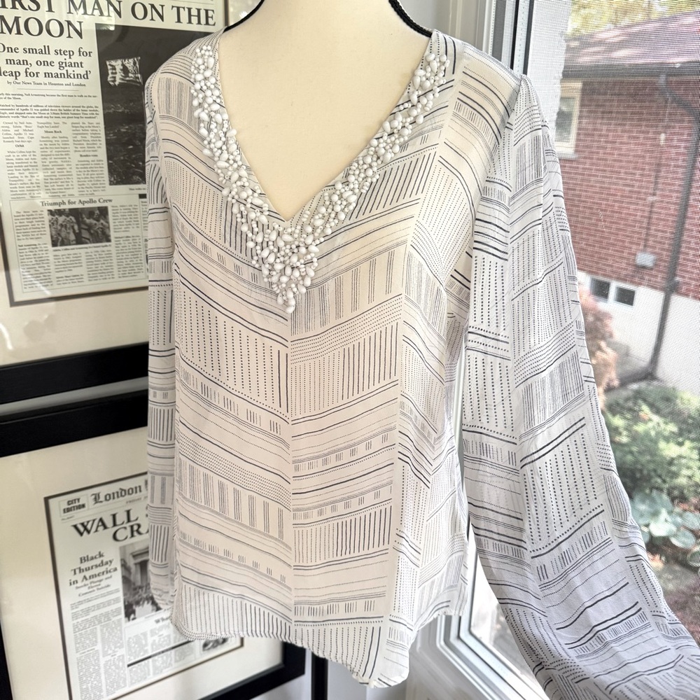 Banana Republic White Silk Blouse Navy Pattern Beaded V-Neck Size Medium - Picture 13 of 15